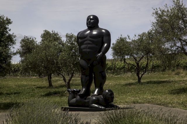 Fernando Botero, Hombre Caminante, 1999. Image: Robert Berg