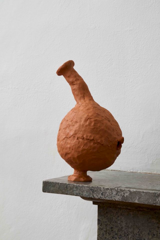 Katy Stubbs, Screaming pot 4, 2021, terracotta, 17 x 16 x 30 cm