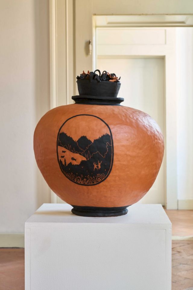 Katy Stubbs, The good old days, 2021, terracotta, glaze, varnish, 45 x 41 x 40 cm