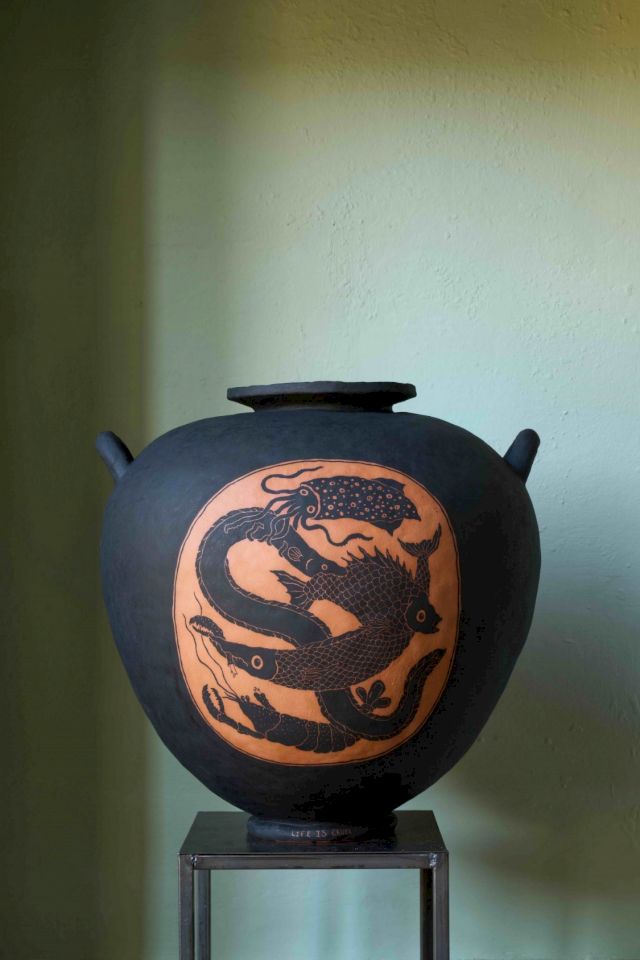 Katy Stubbs, Life is Cruel, 2021, terracotta and glaze, varnish, 40 x 40 x 50 cm