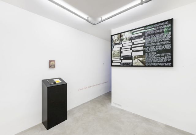 Chacón, R.L. Por qué hice las chekas de Barcelona. Laurencic ante el Consejo de Guerra. Barcelona: Solidaridad Nacional, 1939; excerpt of The Friar’s Way in Neto, João Cabral de Melo. Auto do frade. José Olympio Editora, 1984; Robert Barry, A volitional state of mind transmitted telepathically, 1969 - 2009; Vito Acconci, Following Piece, 1969; close to the ground: drawing in Wittgenstein, Ludwig. Lectures and conversations: Aesthetics, psychology and religious belief. University of California Press, 1967