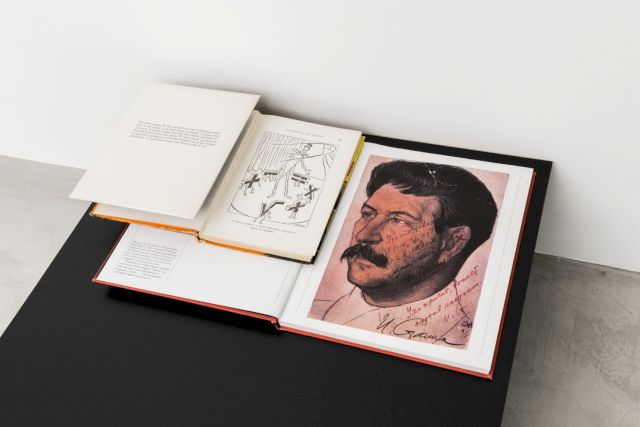 Four Statements Non-Anthropomorphic Art by Four Young Artists : Joseph Kosuth, Christine Kozlov, Michael Rinaldi, Ernest Rossi. Lannis Gallery, 1967; André Leblanc in Lobato, Monteiro. Aritmética da Emília, Editora Brasiliense, 1959; Nikolai Andreiev, Sketch for Josef Stalin’s portrait (1922) in KING, David. The Commissar Vanishes: The Falsification of Photographs and Art in Stalin’s Russia. Tate Publishing & Enterprise, 2014; Marcel Broodthaers, Interview with a cat 1970