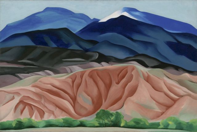 GEORGIA O’KEEFFE, BLACK MESA LANDSCAPE, NEW MEXICO / OUT BACK OF MARIE’S II, 1930. Oil on canvas, 61.6 x 92.1 cm.
Georgia O‘Keeffe Museum, Santa Fe, NM. Gift of The Burnett Foundation, 1997
© Georgia O’Keeffe Museum / 2021, ProLitteris, Zurich.
Photo: Georgia O‘Keeffe Museum, Santa Fe / Art Resource, NY