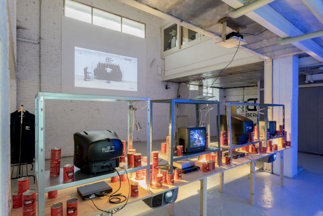 Yoshua Okón, Canned Laughter, 2009