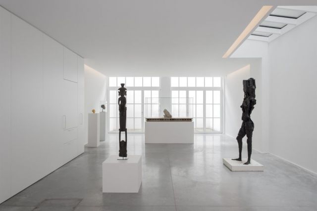 (l–r) GEORGE CONDO, Atlanta, 2002; An Iatmul People, Sepik River Area, Papua New Guinea; Crouching figure, San Cristobal; MARK MANDERS, Dry Head on Wooden Floor, 2015; DAVID ALTMEJD, Untitled 1(Transitional Figures), 2013. Courtesy private collection; Zeno X Gallery, Antwerp; David Altmejd and Xavier Hufkens, Brussels. © Charles Riva Collection; George Condo, Hughes Dubois; Geneviève Hanson; Hugard and Vanoverschelde