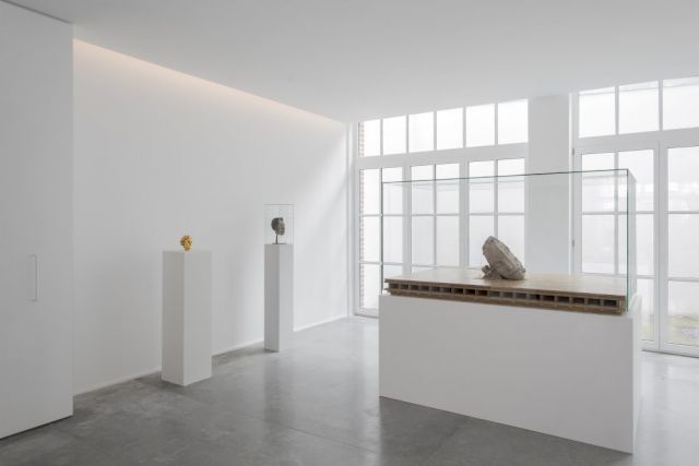 (l–r) GEORGE CONDO, Atlanta, 2002; An Iatmul People, Sepik River Area, Papua New Guinea; MARK MANDERS, Dry Head on Wooden Floor, 2015. Courtesy private collection, Zeno X Gallery, Antwerp. © Charles Riva Collection; George Condo; Geneviève Hanson; Hugard and Vanoverschelde