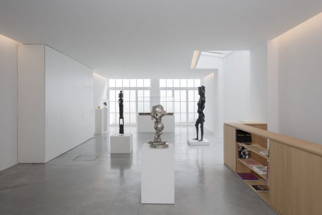 GEORGE CONDO, Atlanta, 2002; An Iatmul People, Sepik River Area, Papua New Guinea; Crouching figure, San Cristobal; MARK MANDERS, Dry Head on Wooden Floor, 2015; DAVID ALTMEJD, Untitled 1(Transitional Figures), 2013; PAUL MCCARTHY, Moeko Bling, 2009. Courtesy private collection; Zeno X Gallery, Antwerp; David Altmejd and Xavier Hufkens, Brussels. © Charles Riva Collection; George Condo; Hughes Dubois; Geneviève Hanson; Hugard and Vanoverschelde