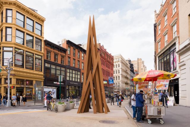 BERNAR VENET, Disorder: 9 Uneven Angles, 2015. © Dan Bradica, New York. Courtesy Paul Kasmin Gallery, New York