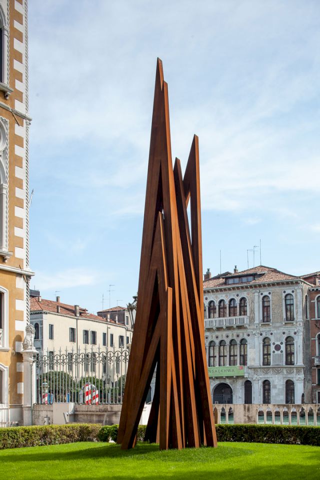 BERNAR VENET (Installation view). Courtesy Archives Bernar Venet, New York