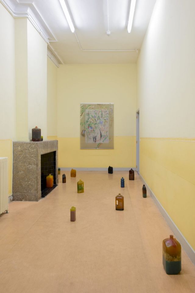 BENOIT PLATÉUS, Jugs, 2016; NEIL HAAS, Paper David, 2014