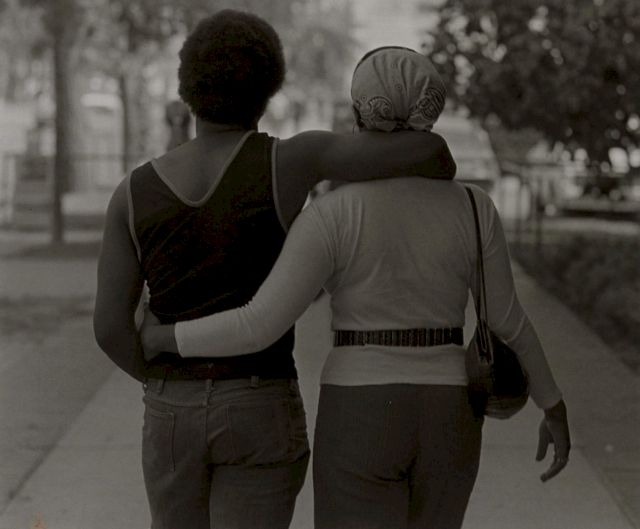 ROY DECARAVA, Couple walking, 1979. Courtesy Sherry DeCarava and the DeCarava Archives. © Roy DeCarava