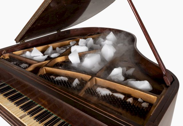 GEORGE BRECHT, Iced dice, 1989. Courtesy Archivio Conz