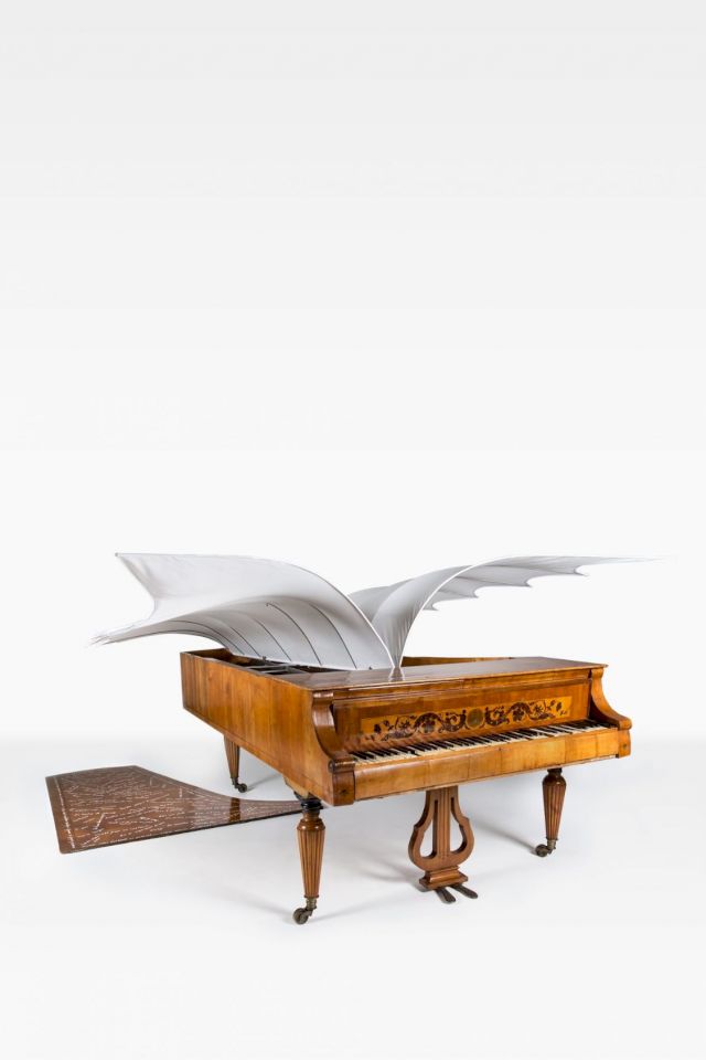 ESTHER FERRER, Piano con alas, 1986. Courtesy Archivio Conz