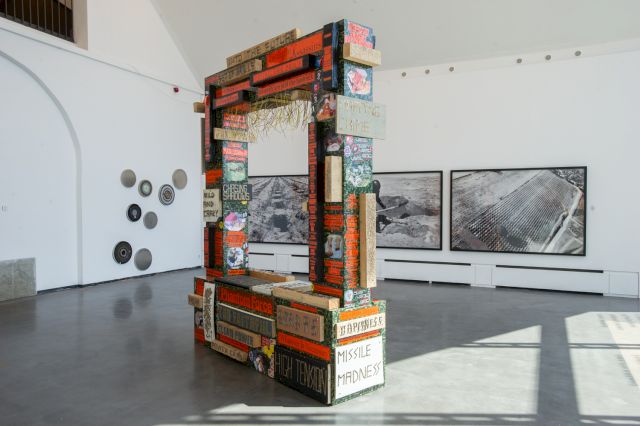 (l-r) YIN XIUZHEN; THOMAS HIRSCHHORN; SANTIAGO SIERRA (installation view at REALITY CHECK, Kunstraum Potsdam)