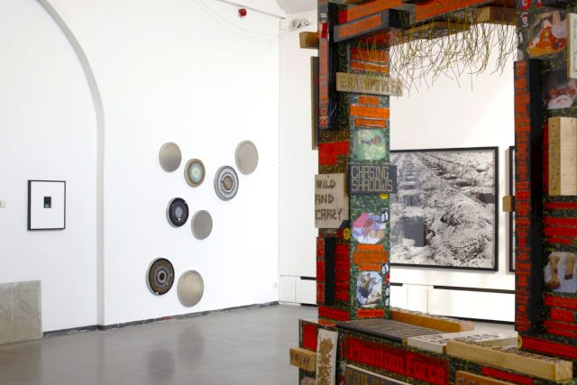 (l-r) ANDREAS MÜHE; YIN XIUZHEN; THOMAS HIRSCHHORN; SANTIAGO SIERRA (installation view at REALITY CHECK, Kunstraum Potsdam)