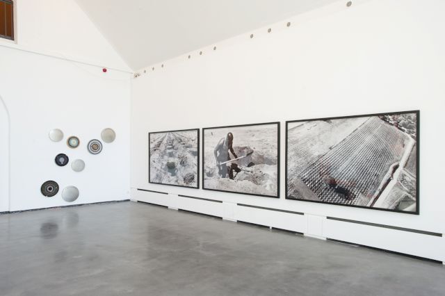 (l-r) YIN XIUZHEN; SANTIAGO SIERRA (installation view at REALITY CHECK, Kunstraum Potsdam)