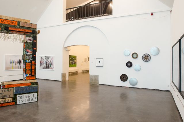(l-r) THOMAS HIRSCHHORN, JULIAN RÖDER, ISCA GREENFIELD-SANDERS, ESTHER HOVERS, ANDREAS MÜHE, YIN XIUZHEN, SANTIAGO SIERRA (installation view at REALITY CHECK, Kunstraum Potsdam)