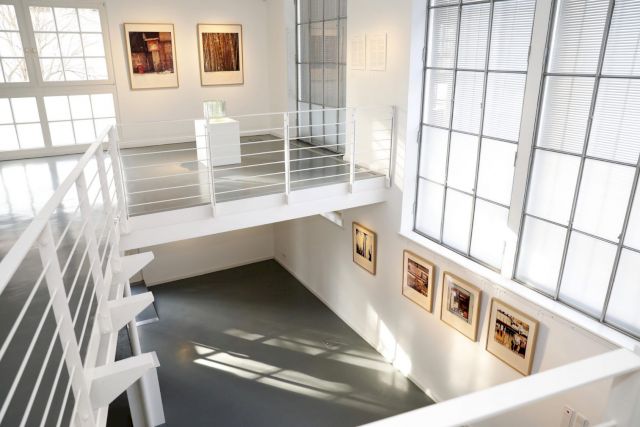 Exhibition view of Primary Gestures with photographs by ROBERT RAUSCHENBERG, Untitled, from "Study for Chinese Summerhall", 1983. © Robert Rauschenberg Foundation / Graphicstudio, University of South Florida, Tampa / VG Bild-Kunst, Bonn 2019; and sculpture by JANA STERBAK, Hard Entry, 2003. © Jana Sterbak. Photo: Marion Vogel © Alexander Tutsek-Stiftung