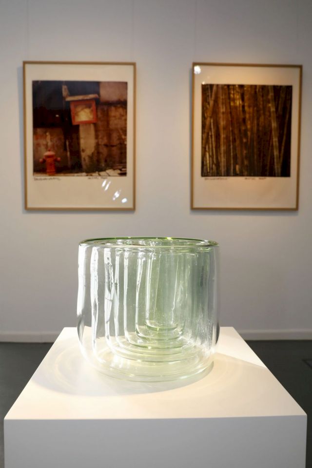 Exhibition view of Primary Gestures with photographs by ROBERT RAUSCHENBERG, Untitled, from "Study for Chinese Summerhall", 1983. © Robert Rauschenberg Foundation / Graphicstudio, University of South Florida, Tampa / VG Bild-Kunst, Bonn 2019; and sculpture by JANA STERBAK, Hard Entry, 2003. © Jana Sterbak. Photo: Marion Vogel © Alexander Tutsek-Stiftung