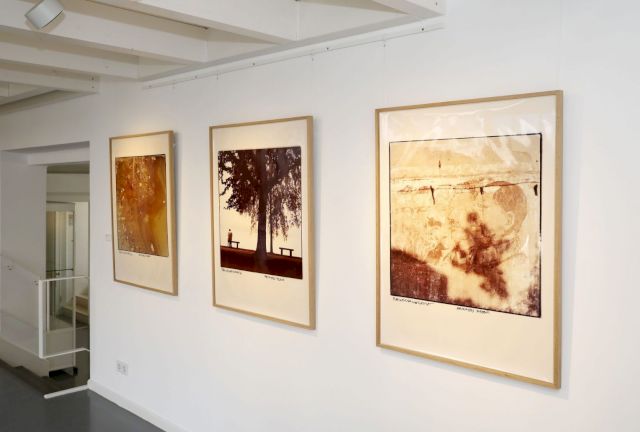 Exhibition view of Primary Gestures with photographs by ROBERT RAUSCHENBERG, Untitled, from "Study for Chinese Summerhall", 1983. © Robert Rauschenberg Foundation / Graphicstudio, University of South Florida, Tampa / VG Bild-Kunst, Bonn 2019. Photo: Marion Vogel © Alexander Tutsek-Stiftung