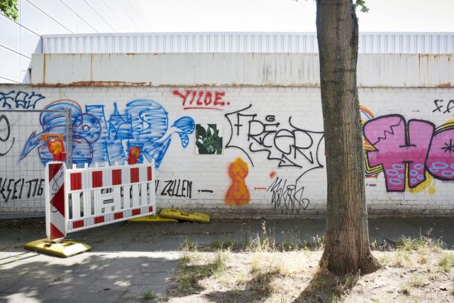 Exhibition view (outdoor) of OLIVER OSBORNE, Der Kleine Angsthase, 2020 at Braunsfelder. Courtesy Braunsfelder. Photo: Mareike Tocha, Cologne