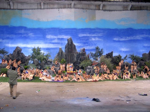 WANG QINGSONG, Yaochi fiesta, 2005 (exhibition view)