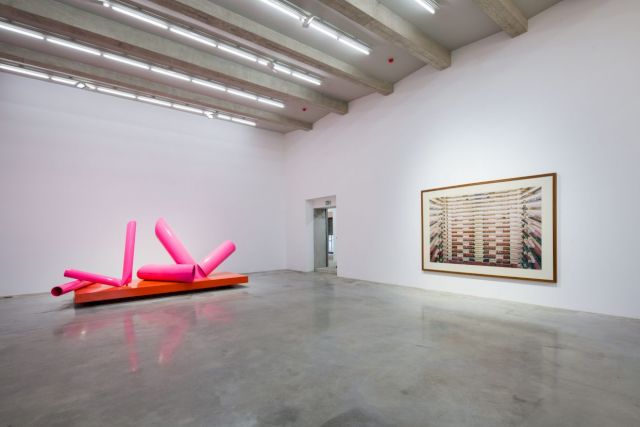 DAVID RENGGLI, Reclining Nude, 2014 and ANDREAS GURSKY, Atlanta, 1996. Courtesy the artists and Sammlung Philara, Photo: Susanne Diesner