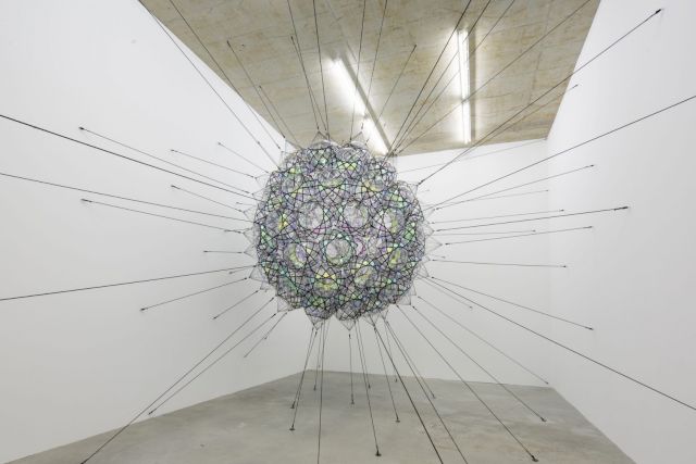 TOMÁS SARACENO, 80SW iridescent/Flying Garden/Airport City, 2011. Courtesy the artist and Sammlung Philara, Photo: Susanne Diesner