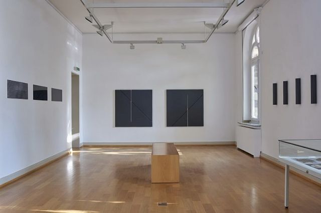 DOUGLAS ALLSOP, 931 round holes, 3,6 and 9mm, square pitch, DOUGLAS ALLSOP, Monochrome Panels, ERICH REUSCH, In Augenhöhe. Photo: Hubert Kemper