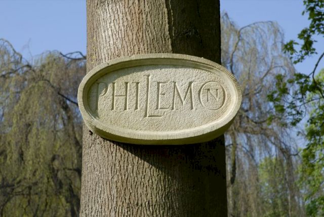 IAN HAMILTON FINLAY, Philemon und Baucis, 1984. Photo: Marianne Obst