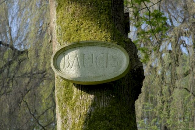 IAN HAMILTON FINLAY, Philemon und Baucis, 1984. Photo: Marianne Obst