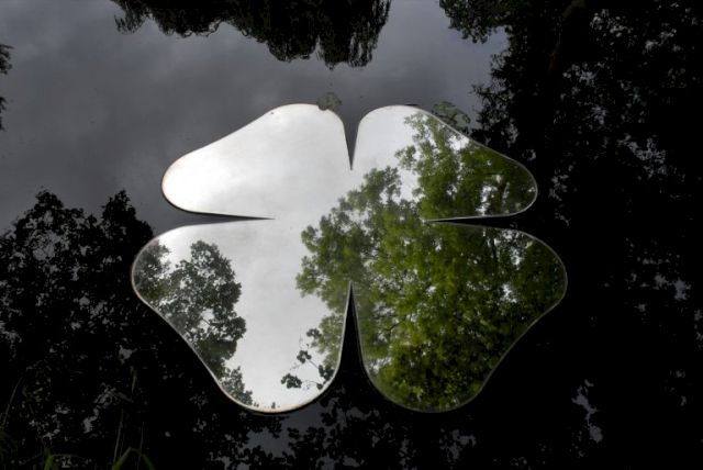 KATSUHITO NISHIKAWA, Floating Clover–Das schwimmende Kleeblatt, 2005