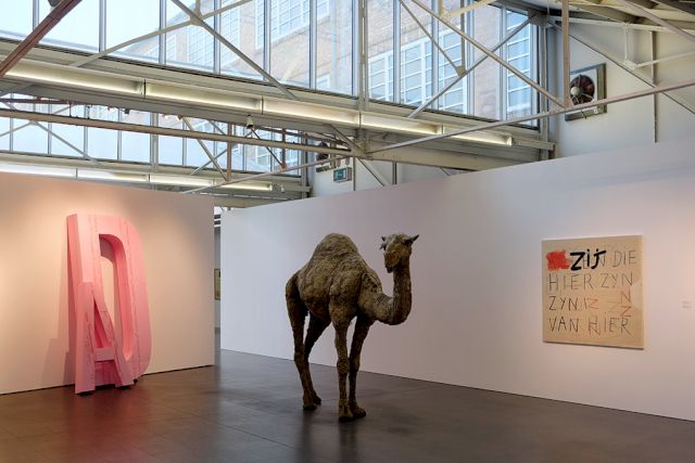 HEINRICH DUNST, DA, 2014; NANCY GRAVES, Kenia-Dromedar, 1969; WALTER SWENNEN, Ceux qui sont ici, sont d'ici, 2013. Courtesy the artist