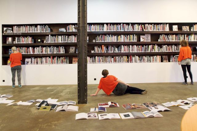 Performance by ORTONANDON in the art library at HALLE 14 during the exhibition ‘Trusted Time’, 2014. Photo: Ulrike von Dewitz
