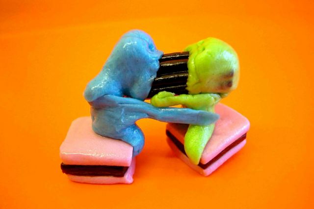 CLAUDIA BREUER, Fickende Kaugummis