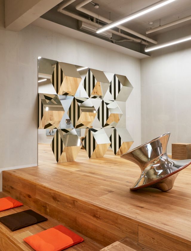 Daniel Buren, 9 Isosceles Triangular Prism and 9 Flat Mirrors-No. 1, 2015 Thomas Heatherwick, Spun Chair, 2010 (front) Courtesy of Koohouse Museum, Photo: Park Chan Woo