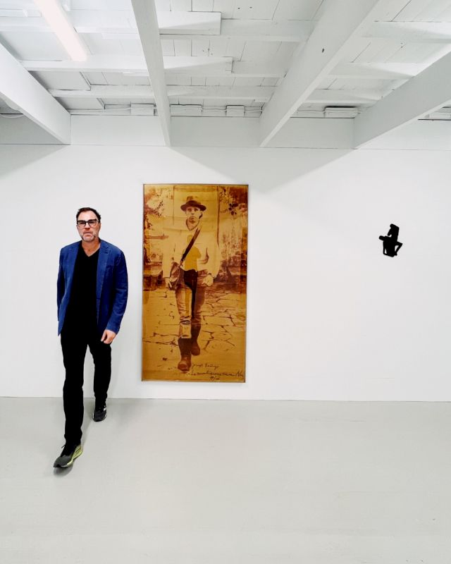 Matthias Arndt with Beuys‘ „La Rivoluzione Siamo Noi“ and „Pietà“ in The Artbarn, Cape Schanck