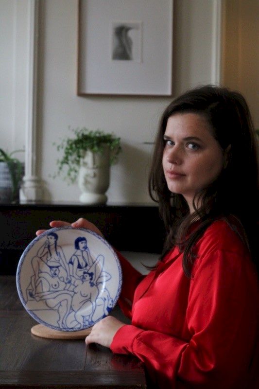 Collector Nathalie Maciesza with plate from Eliza Hopewell, Copyright: Nathalie Maciesza