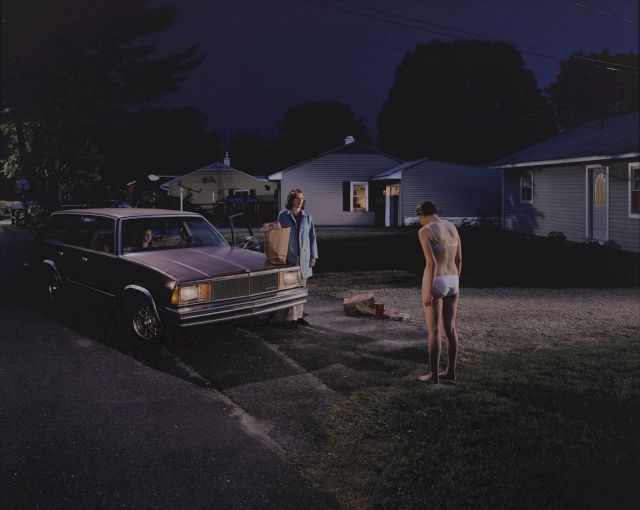 ©Gregory Crewdson Untitled (Penitent Girl) (Série Twilight) (2001-2002). Courtesy Collection Francès