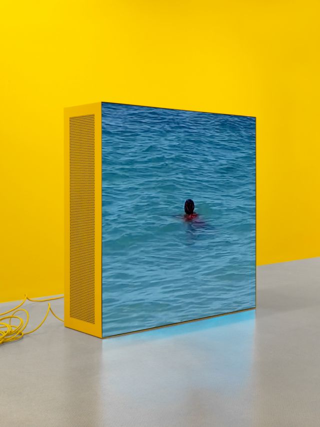 Martine Syms, Ate or Act III, 2023, sculpture; custom frame, 101 x 101 x 30 cm, video, 4′52′′, colour, sound. Installation