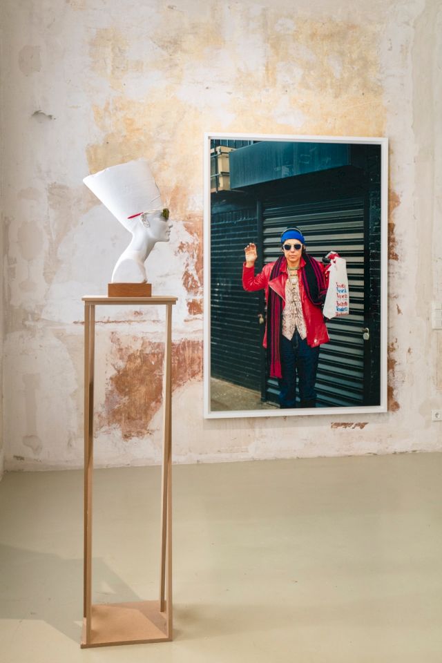 Sculpture: Isa Genzken, Nofretete, 2018; Wall: Wolfgang Tillmans, Isa vor Sound Factory, 1995 - Photo: Ulrich Dohle