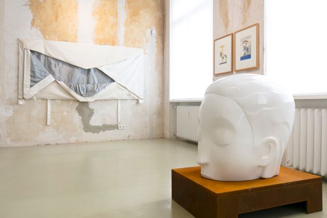 From left to right: Seth Price, Patchwork Style Bag, 2012; Walter Dahn & Haralampi G. Oroschakoff, Ohne Titel, 1987; Sculpture: Sich selbst schützend, 2022 - Photo: Ulrich Dohle