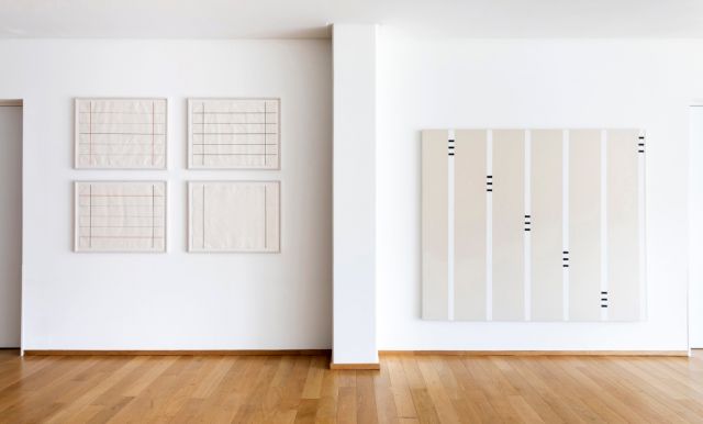 Kienbaum Headquarter Cologne. Exhibition View: 'Glory to the Grid', 2023. With Works by Donald Judd, 'Untitled', 1991 and Harriet Korman, 'Untitled', 1971. Photo: Bozica Babic © The Kienbaum Collection