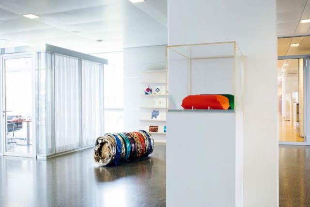 Kienbaum Headquarter Cologne. Dan Falvin, 'Colour Round', 1992 and Birgit Werres, '#42/21‘, 2021. Photo: Bozica Babic © The Kienbaum Collection