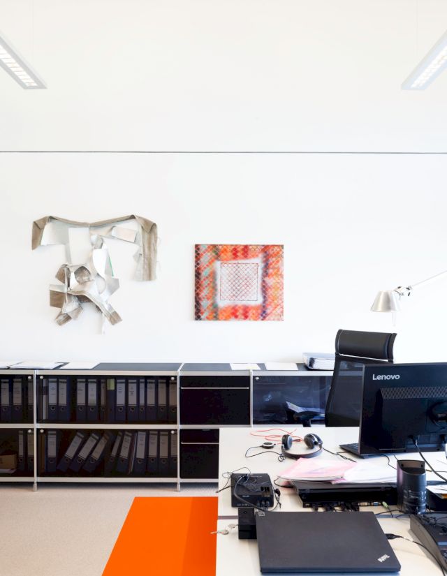 Kienbaum Headquarter Cologne. Thom Merrick, 'Horse', 2001 and Richard Allen Morris, 'Plate', 1967. Photo: Marcus Michaelis © The Kienbaum Collection