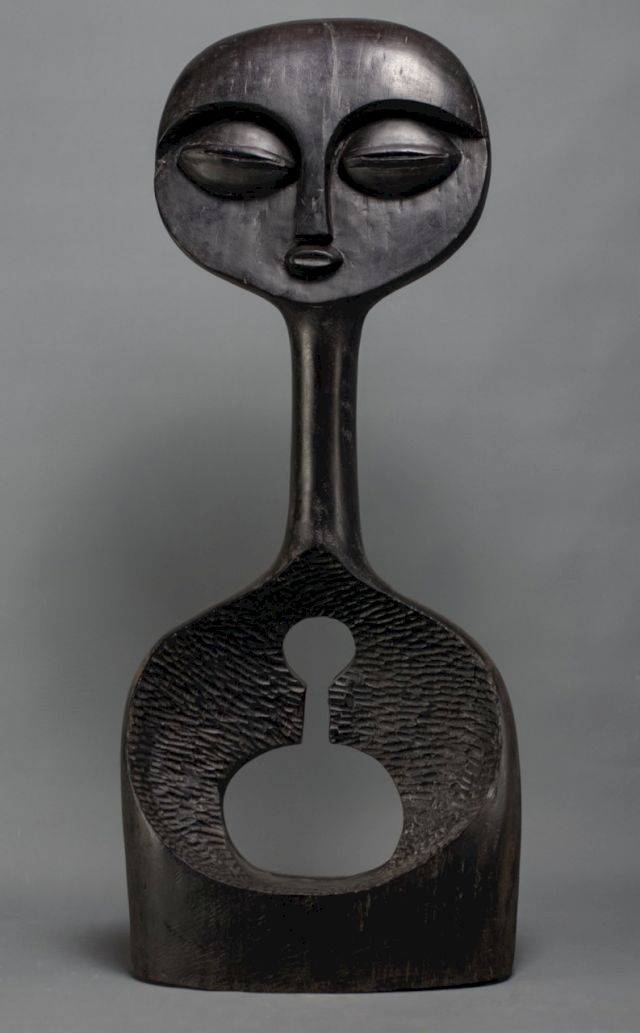 Erhabor Emokpae, 'Iya Abikun' (Festac 77), Wood, 1977. Photo: Courtesy of Yemisi Shyllon Museum of Art