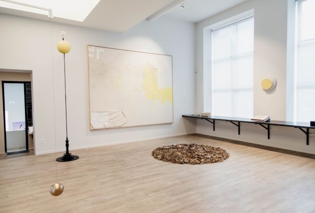 Installation view with works by Vladimir Scoda, Takis, Jenny Brosinski, Luit van Chaim and Toon Boeckmans. Photo by Mahira Benizem