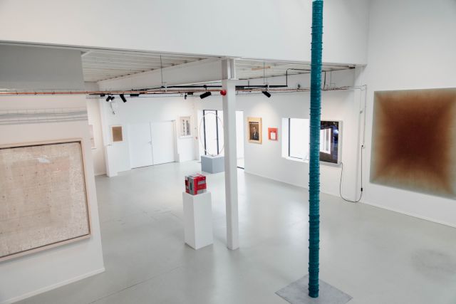 Installation view with works by YAN YE XIAN, Michael Johansson, Fabiola Burgos, and Charlie De Voet. Photo by Mahira Benizem