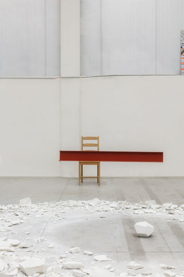 Gianin Conrad, 'Skulpturenkosmos', 2019 and Roeland Tweelinckx, 'Beam and Chair’, 2018. Photo by Valerie Clarysse