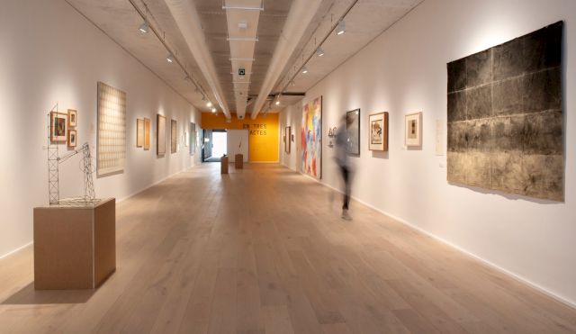 Exhibition “In Three Acts Twenty Faces and Three Crowds,” 2021. Photo © Arxiu de la Fundació Suñol and Santi Periel.